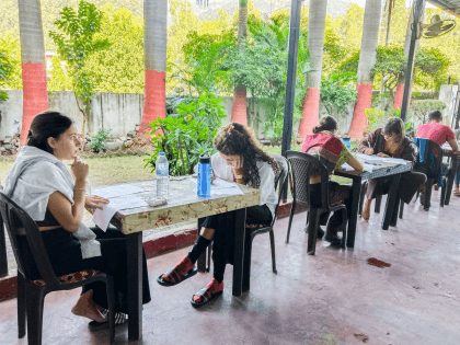 Письменный экзамен на курсе подготовки преподавателей в Ришикеше