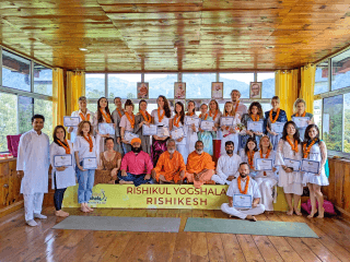 Вручение сертификата Yoga Alliance выпускникам курса в Ришикеше
